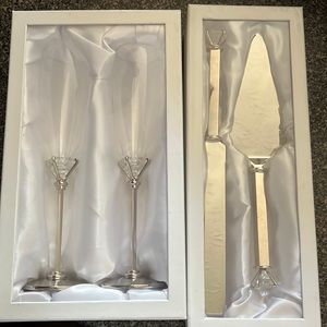Champagne glasses and cake cutting set